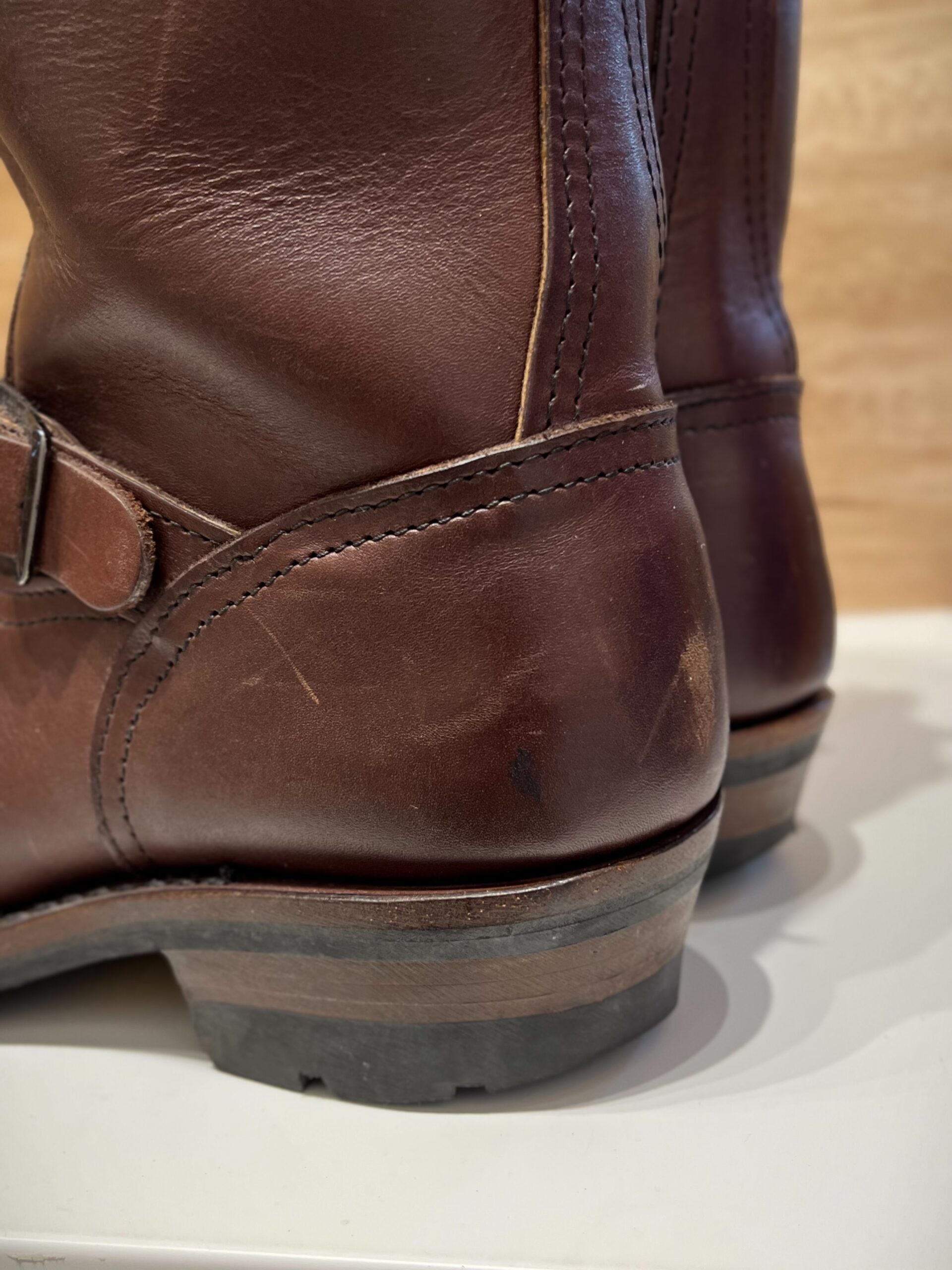 加工前のWESCO。かかとのゴムが摩耗した状態の接写