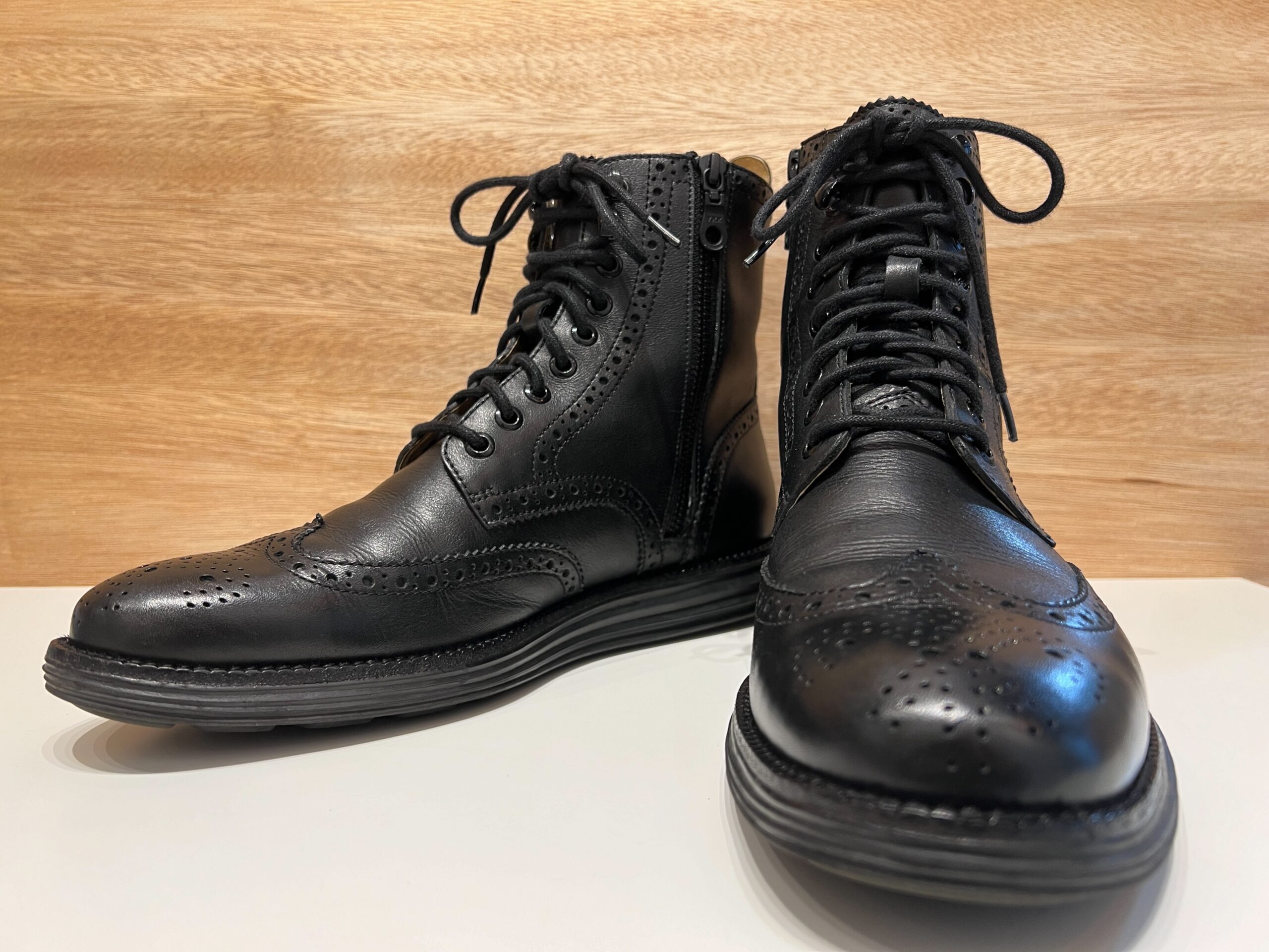 内側に黒いファスナーを後付けした編み上げブーツ